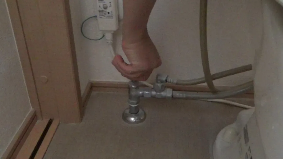 トイレの止水栓を止めてる画像