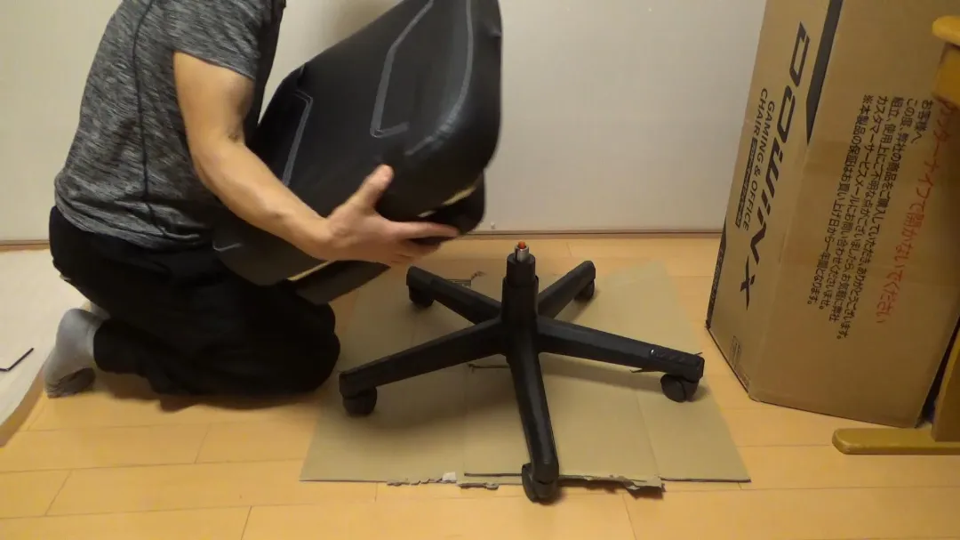 椅子を組み立てている画像