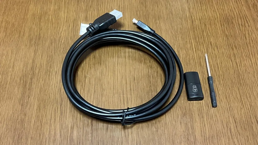 Micro HDMIケーブル、ドライバー、カードリーダーの画像