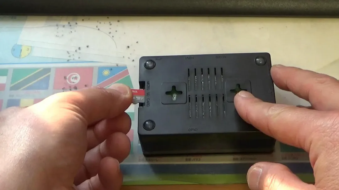 MicroSDカードの挿入してる画像