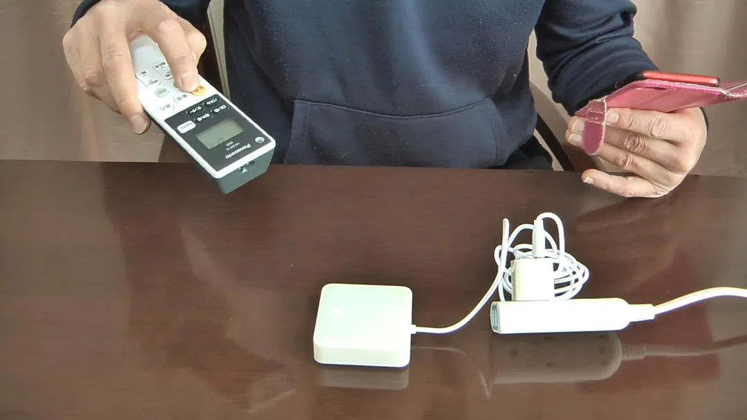 家電リモコンをハブミニの前に学習させている様子