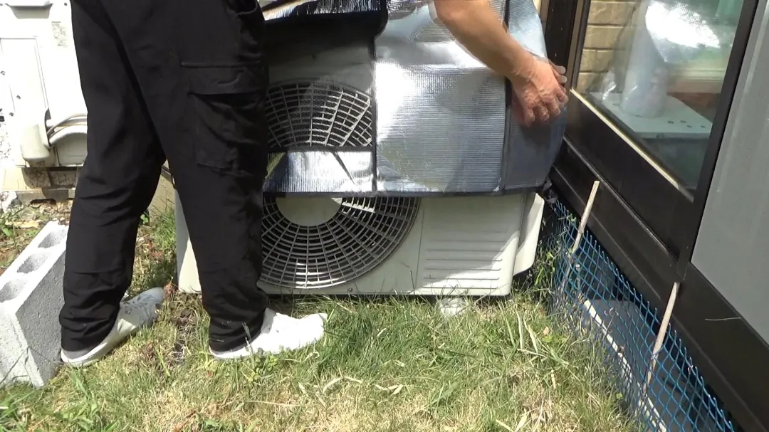 室外機カバー取付けている所の画像