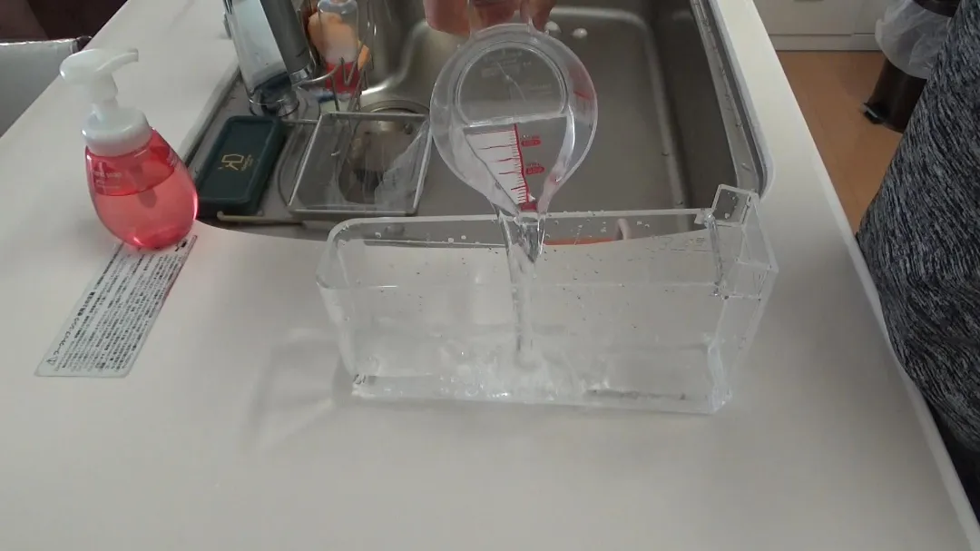水を入れてる画像
