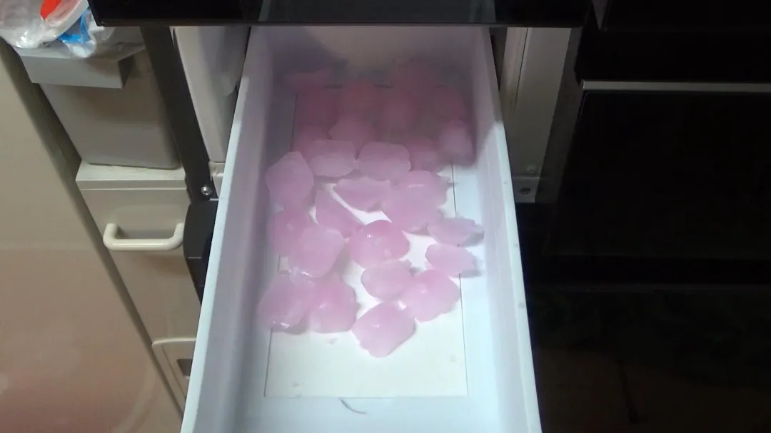 ピンクの氷が出来た画像