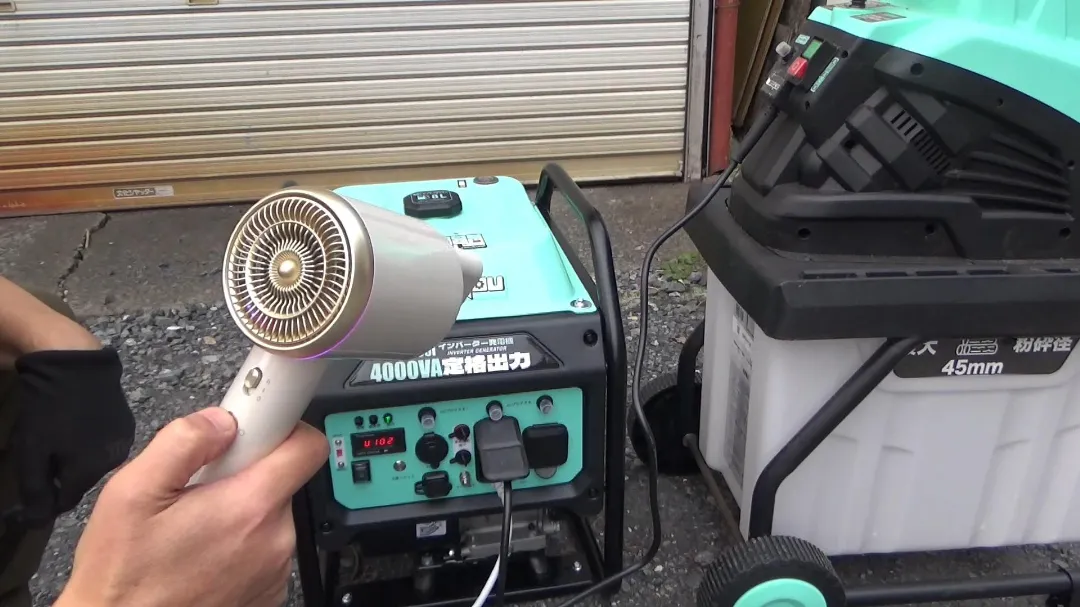 ガーデンシュレッダーとドライヤーを一緒に動かしてる画像