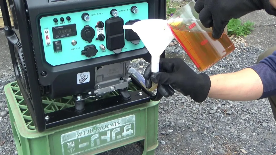 発電機をメンテナンスしてる画像