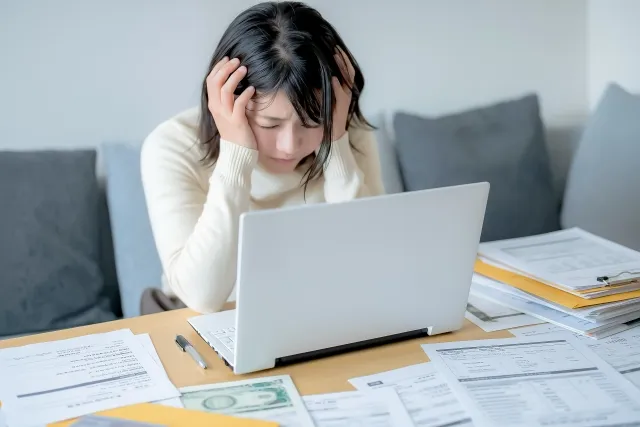 支払いに悩んでる様子