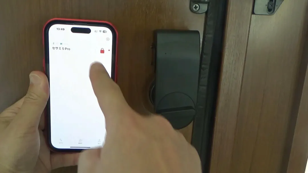 アプリでドアを開けている画像