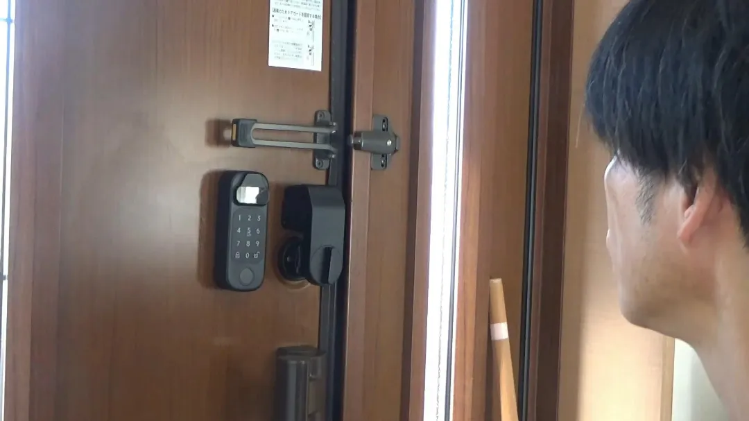 顔認証でドアを開けている画像