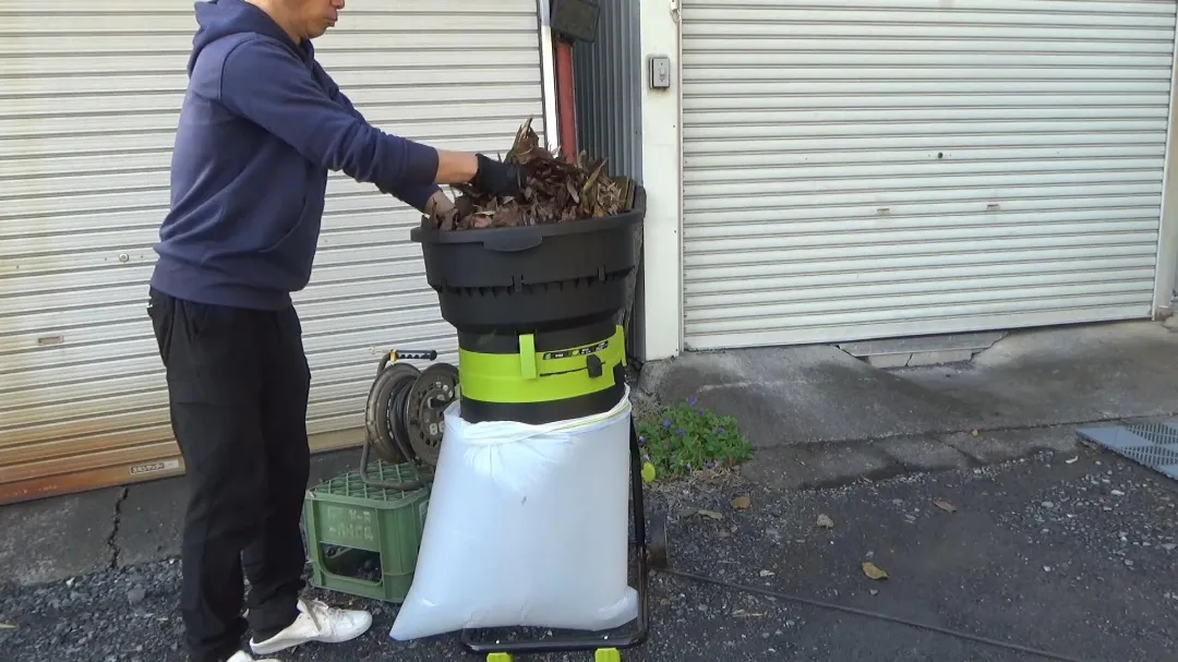 リーフシュレッダーに落ち葉を投入した画像