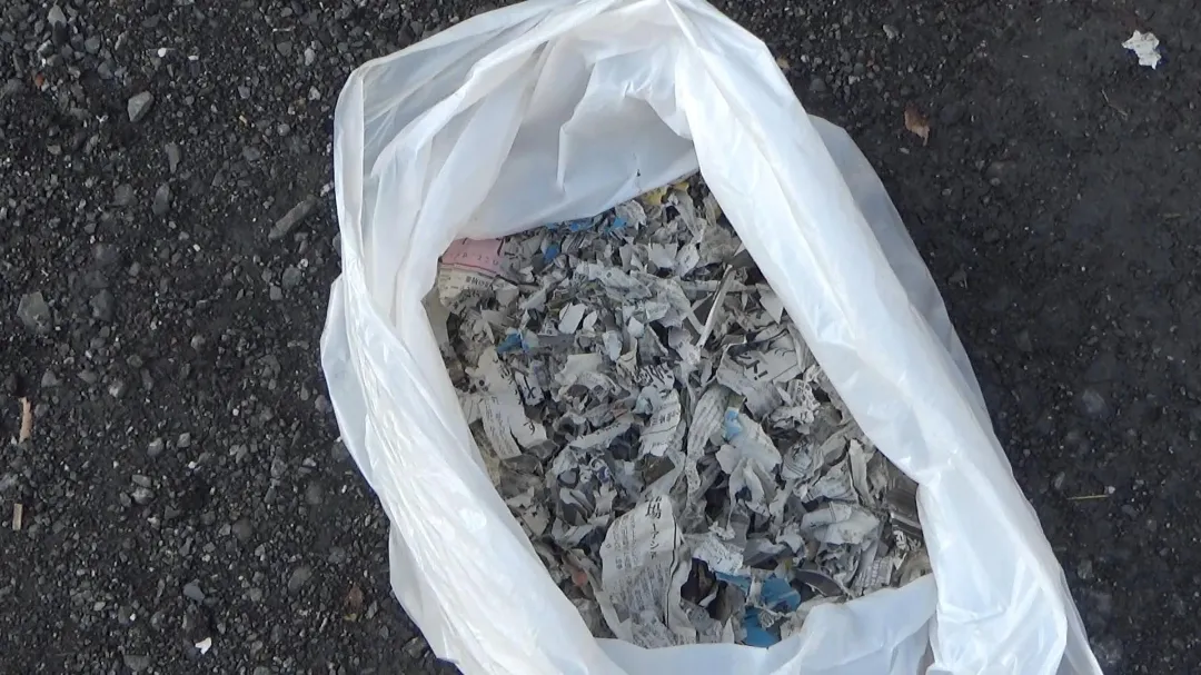 新聞紙を粉砕している画像