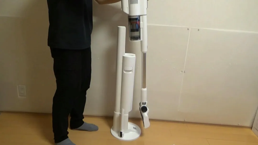 掃除機をスタンドに戻してる画像