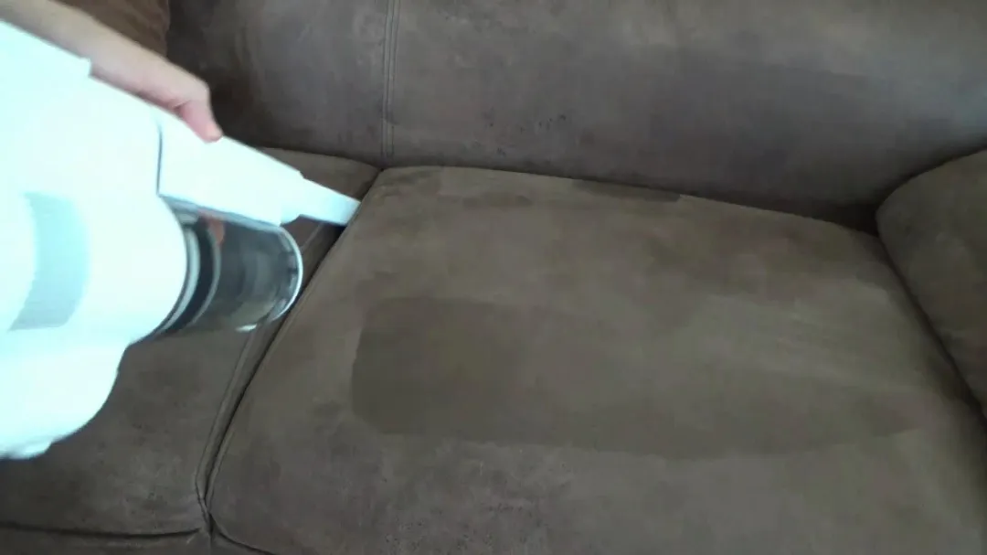 ソファーの隙間を掃除してる画像