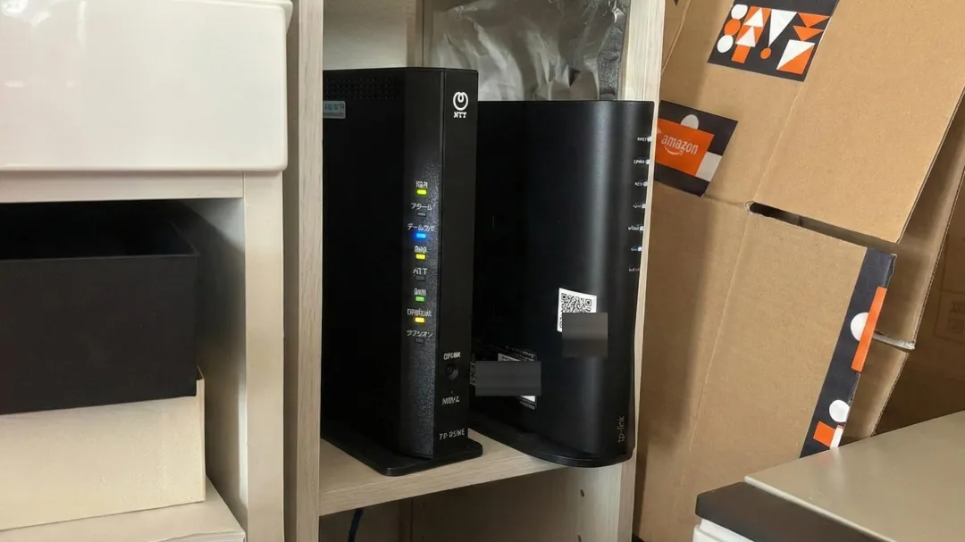 Wi-FiパスワードをQRにしてルーターに貼ってった画像