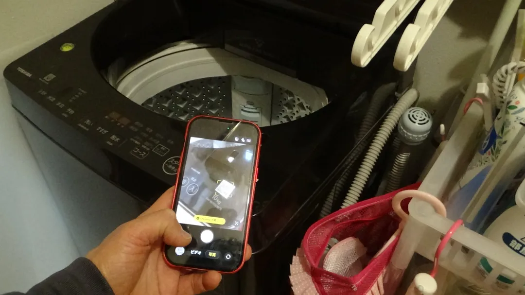 QRコードを読み取ってる画像