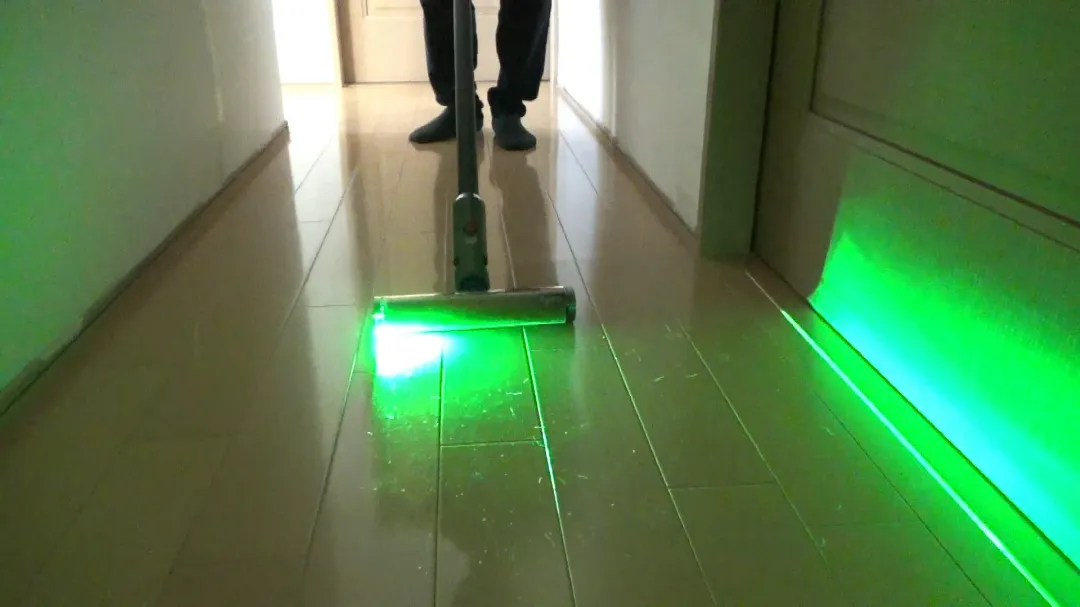 レーザーと照らした床の画像