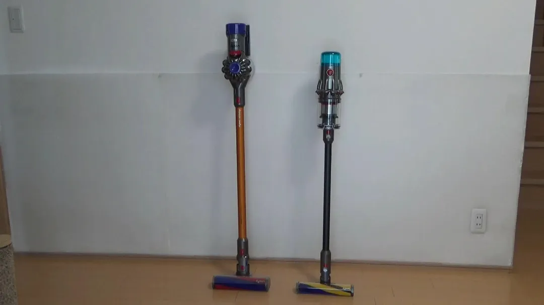 V8とV12を並べた画像