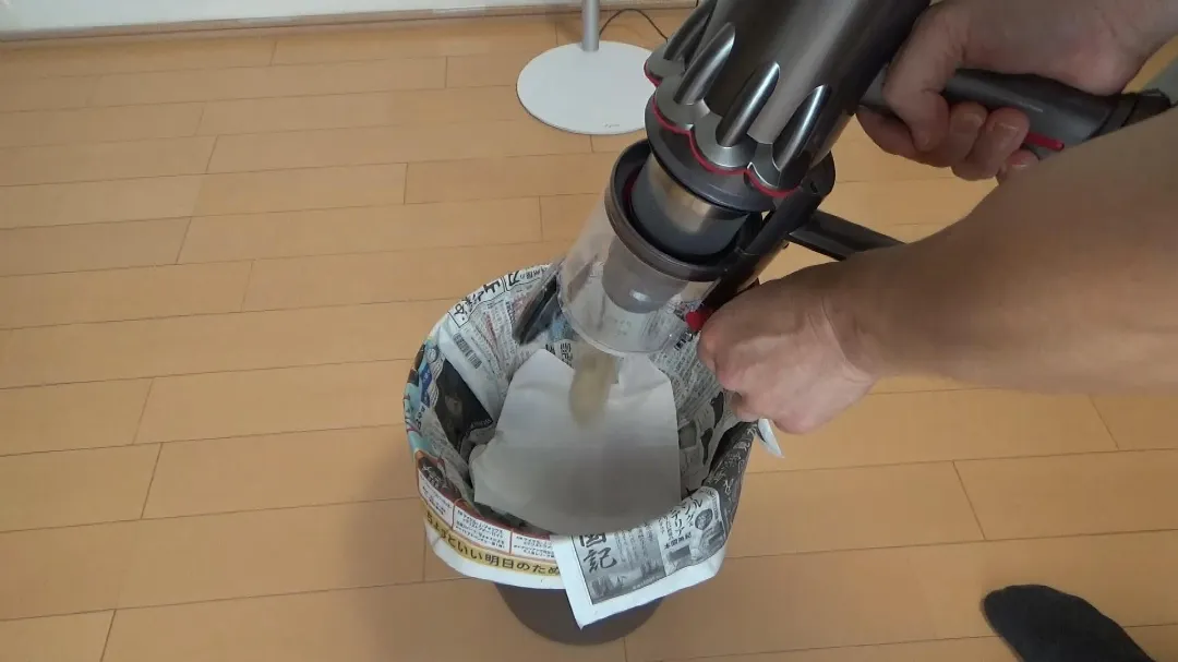 ゴミを捨ててる画像