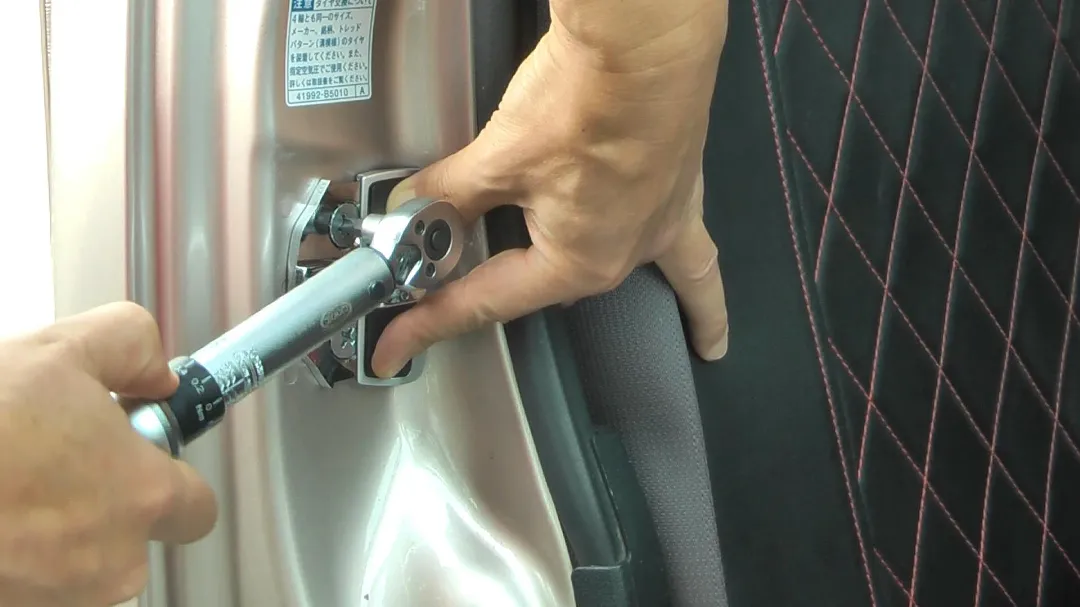 トルクレンチでネジを締めてる画像