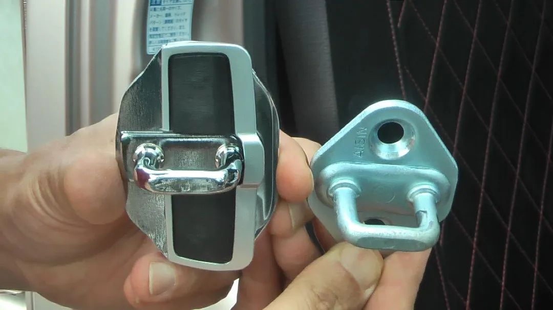 ストライカーとドアスタビライザーの画像