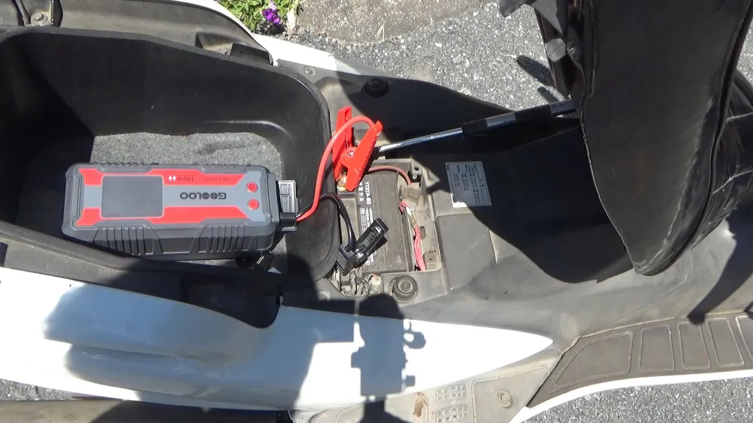 ジャンプスターター使っている画像