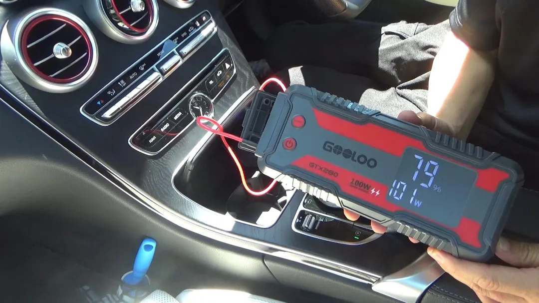 車で充電してる画像