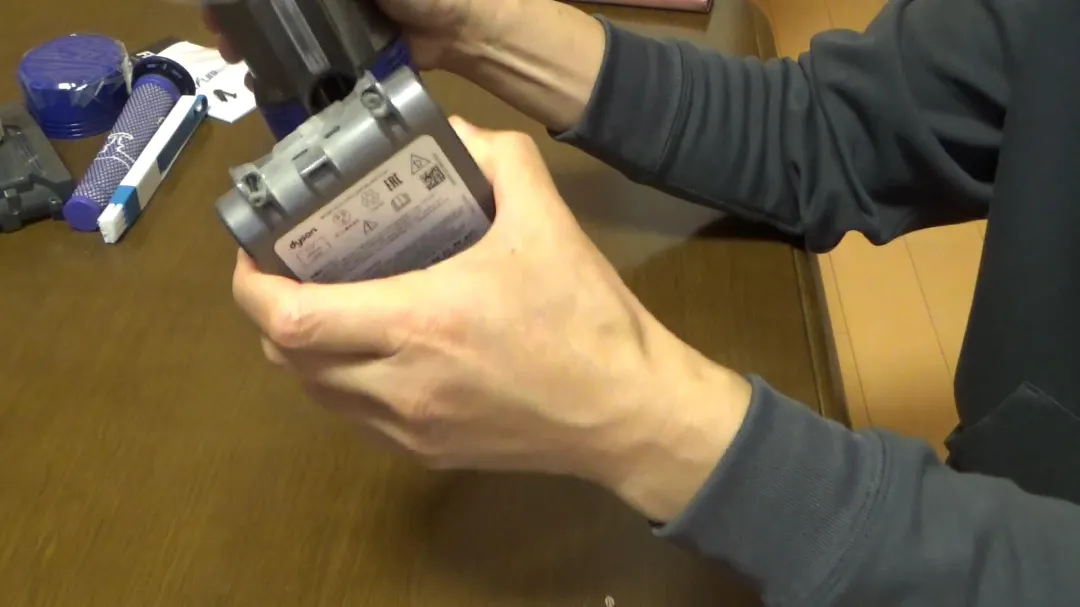 バッテリーを外した画像